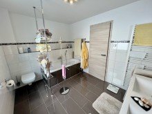 Badezimmer Energiesparen in moderner Doppelhaush�lfte