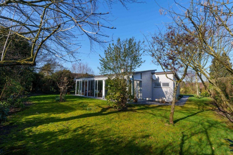 Blick auf Terrasse und Garten Bungalow Neuss