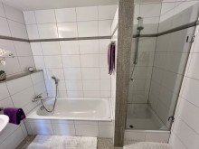 Badezimmer Moderne 4 Zimmerwohnung mit Garten und Garage