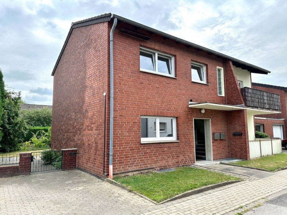 Hausansicht Vorderseite Zweifamilienhaus Rommerskirchen