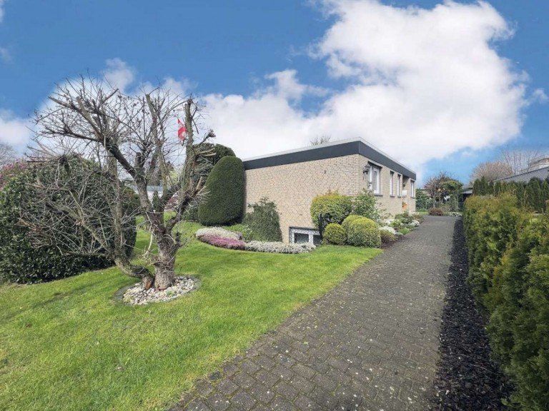 Hausansicht Vorderseite Dormagen Bungalow Freistehender Bungalow auf gro�em Grundst�ck