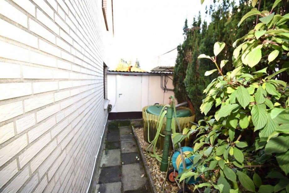 Weg vom Garten zur Garage Einfamilienhaus J�chen