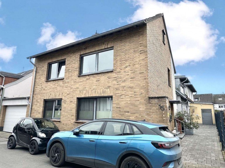 Hausansicht Vorderseite Neuss Mehrfamilienhaus Gepflegtes Zweifamilienhaus in gefragter Wohnlage
