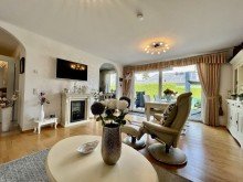 Wohnzimmer Moderne 4 Zimmerwohnung mit Garten und Garage