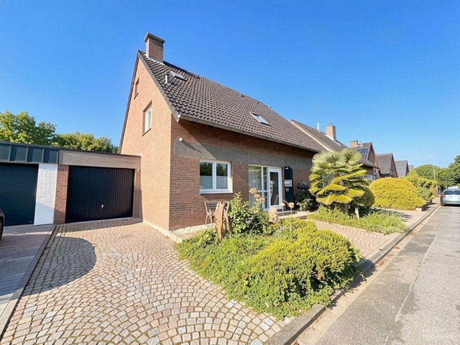 Hausansicht Vorderseite Einfamilienhaus Neuss