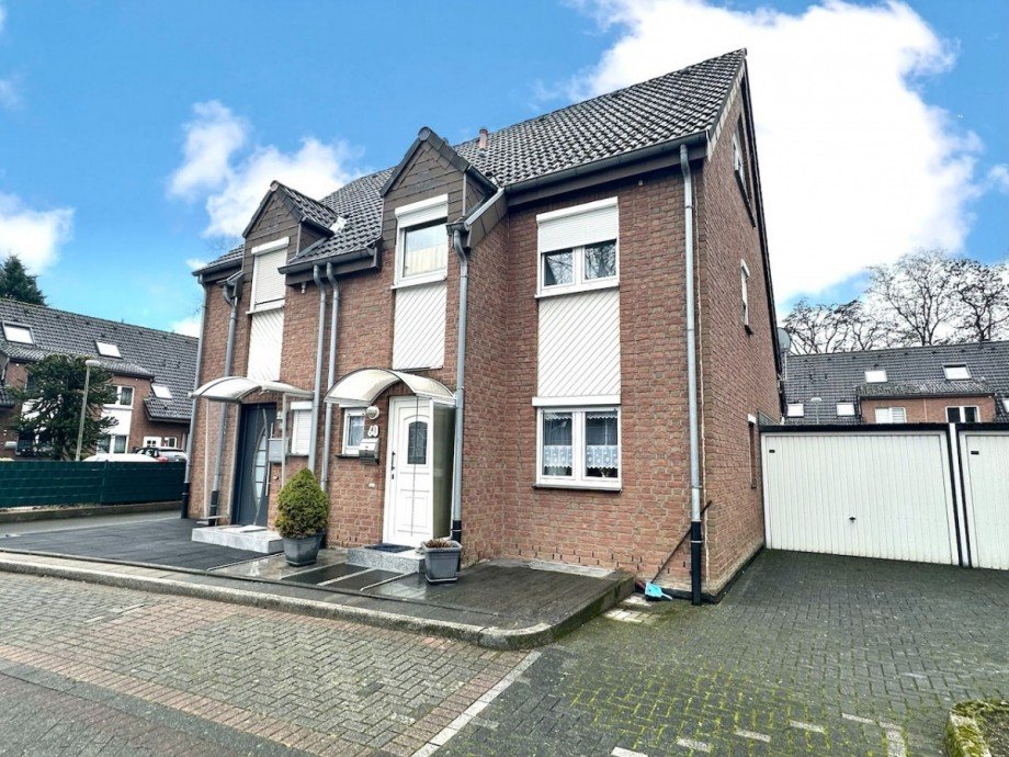 Hausansicht Vorderseite Doppelhaush�lfte Neuss