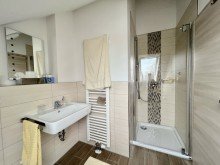 Duschbad Dachgeschoss Energiesparen in moderner Doppelhaush�lfte