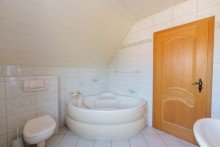 Badezimmer Freistehendes Einfamilienhaus mit gro�em Garten und Baugrundst�ck