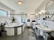 Badezimmer Sanierter Bungalow mit Einliegerwohnung in beliebter Wohnlage