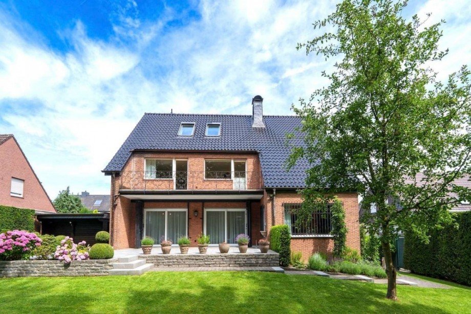 Hausansicht Gartenseite Einfamilienhaus Neuss