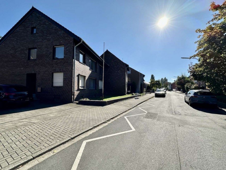 Anliegerstra�e Zweifamilienhaus Neuss