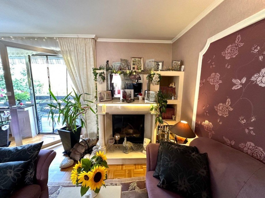 Wohnzimmer Wohnung untere Etage Zweifamilienhaus D�sseldorf