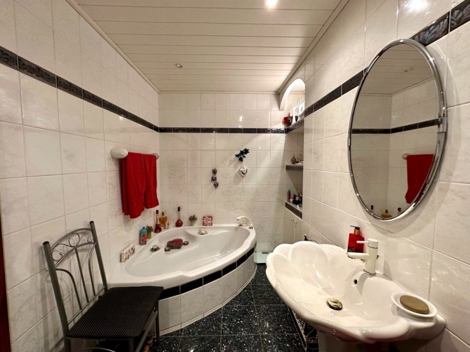 Badezimmer Wohnung untere Etage Zweifamilienhaus D�sseldorf