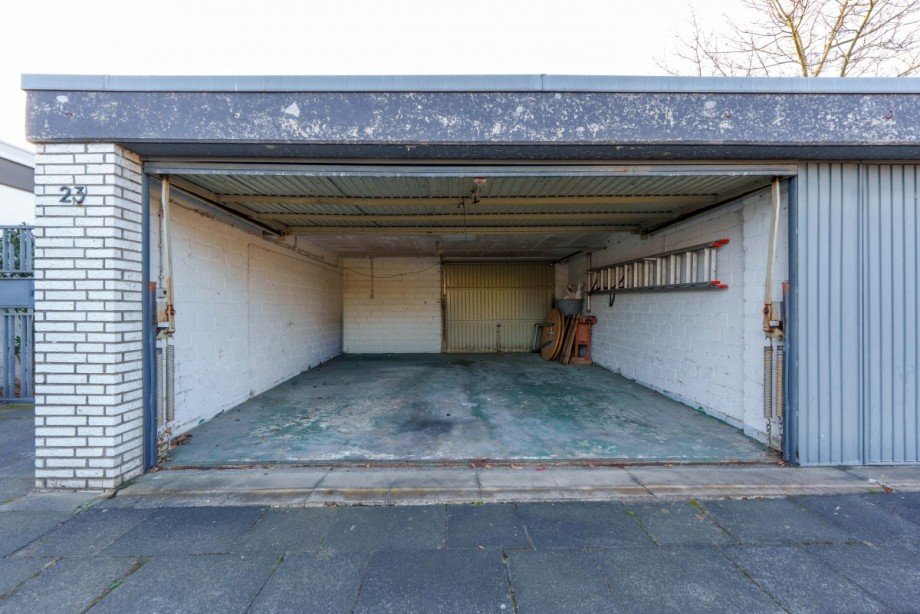 Blick in die Garage Bungalow Neuss