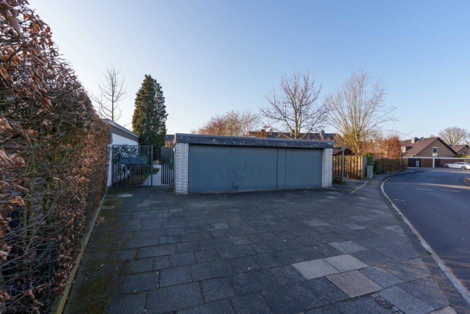 Blick zur Doppelgarage Bungalow Neuss