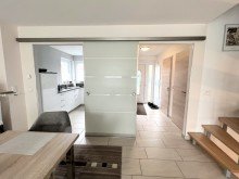 Wohnzimmer Energiesparen in moderner Doppelhaush�lfte