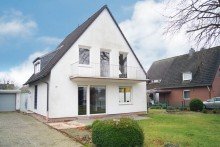 Hausansicht Vorderseite Freistehendes Einfamilienhaus auf gro�em Grundst�ck in sehr beliebter Lage