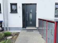 Hauseingang Energiesparen in moderner Doppelhaush�lfte