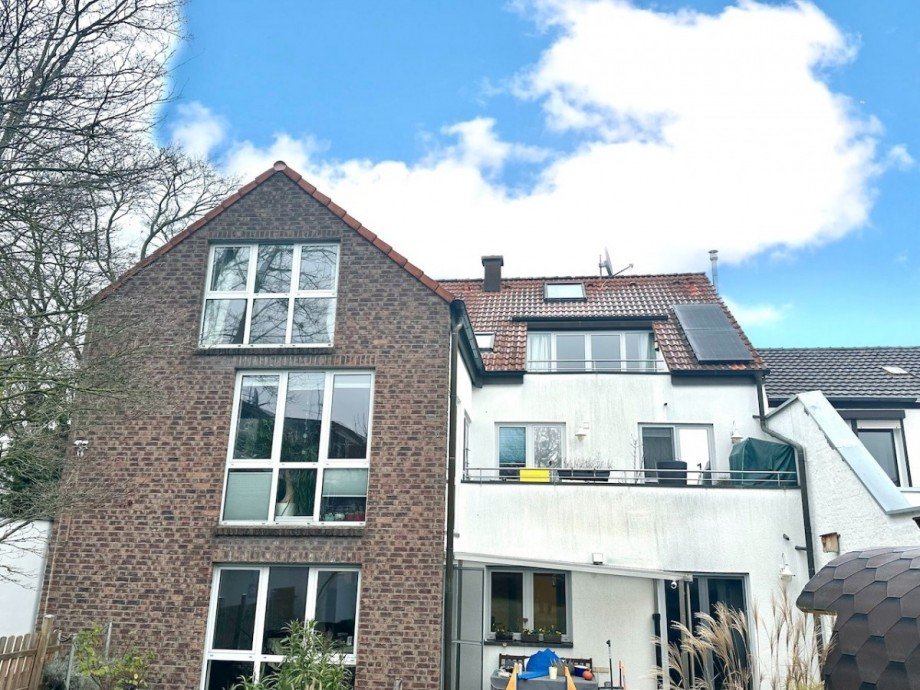 Hausansicht R�ckseite Dachgeschosswohnung Neuss
