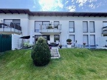 Hausansicht R�ckseite Moderne 4 Zimmerwohnung mit Garten und Garage