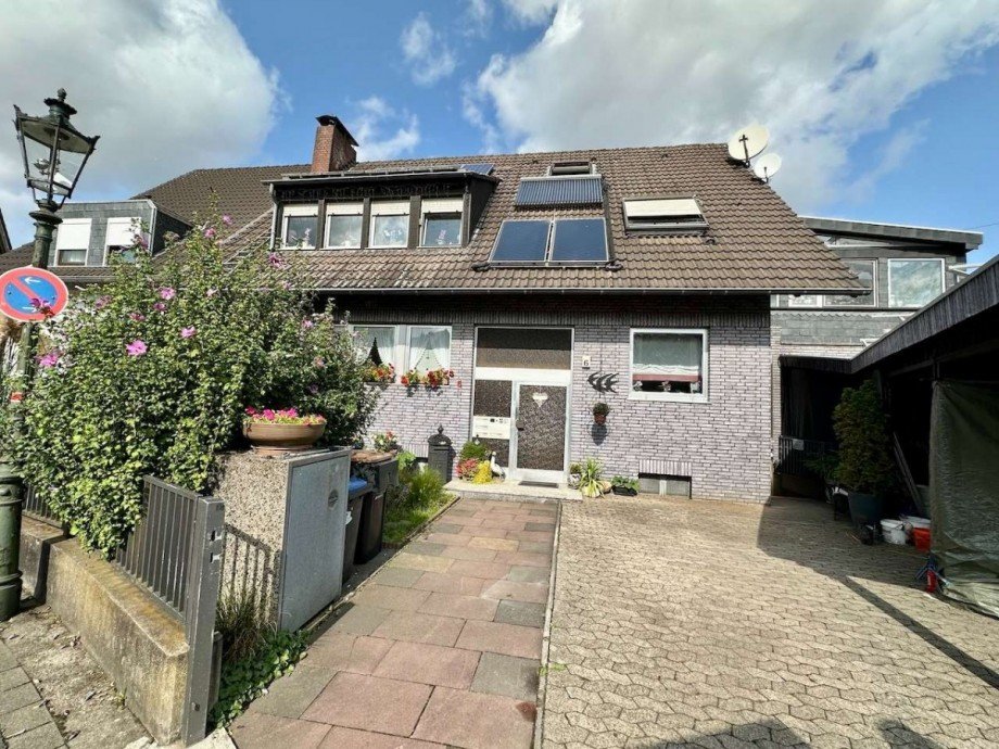 Hausansicht Vorderseite Zweifamilienhaus D�sseldorf
