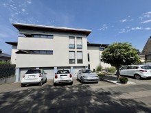 Hausansicht Vorderseite Moderne 4 Zimmerwohnung mit Garten und Garage