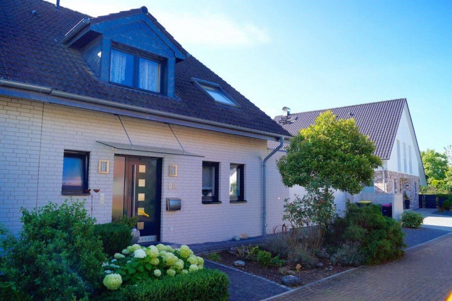 Hausansicht Vorderseite Doppelhaush�lfte Dormagen