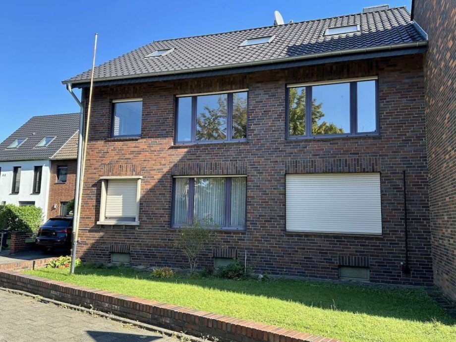 Hausansicht Vorderseite Zweifamilienhaus Neuss