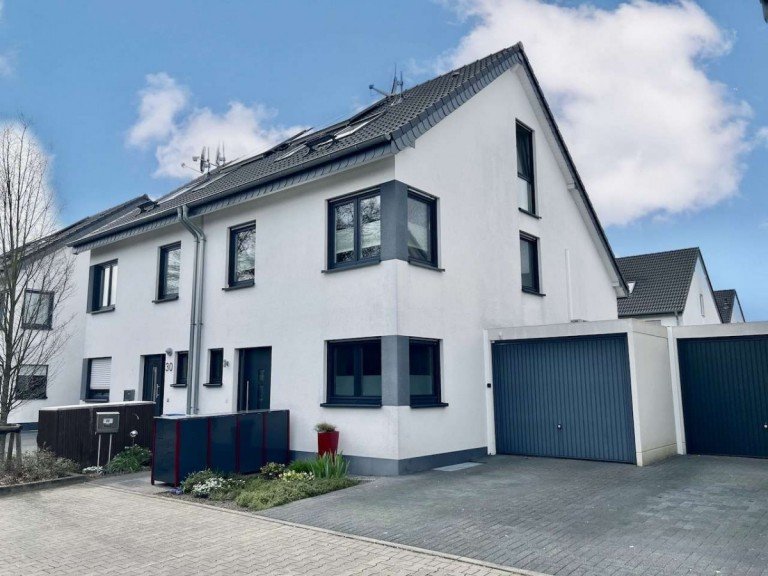 Hausansicht Vorderseite Kaarst Doppelhaush�lfte Energiesparen in moderner Doppelhaush�lfte